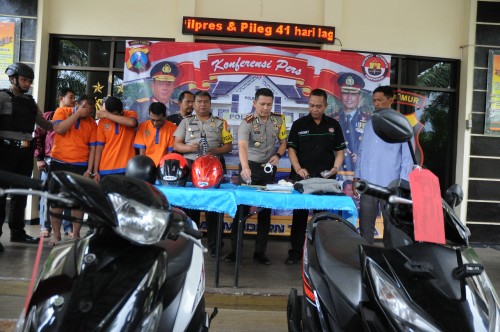 AKBP Budi Hermanto dan jajaran kepolisisan Polres Batu menunjukkan barang bukti yang berhasil diamankan