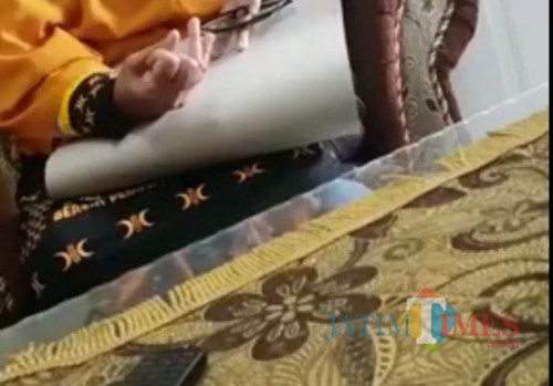 Cuplikan screenshot emak-emak berkampanye hitam