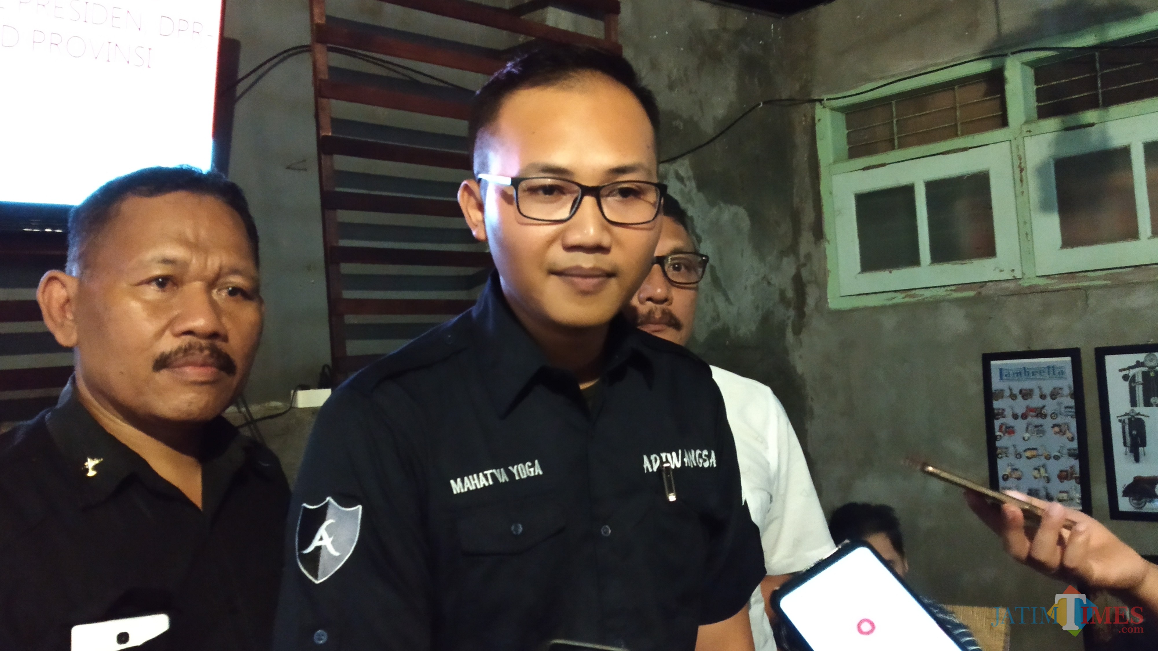 Direktur Lembaga Adiwangsa, Mahatva Yoga, saat memaparkan hasil survei partisipasi politik Kota Malang serta elektabilitas para calon dalam Pemilu 2019. (Pipit Anggraeni/MalangTIMES).