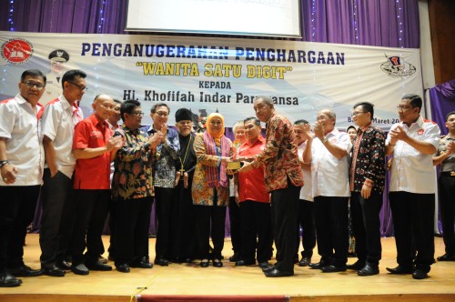 Dra. Khofifah Gubernur Jatim saat menerima anugrah "Wanita Satu Digit" dari Badan Musyawarah Antar Gereja-Lembaga Keagamaan Kristen Indonesia (Bamag-LKKI)