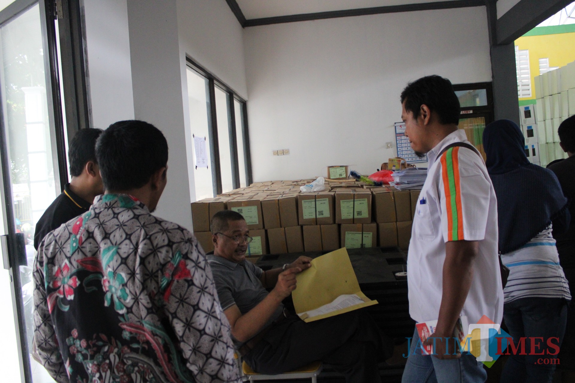 (duduk) Ketua KPU Kabupaten Jombang, Muhaimin Shofi saat melarang sejumlah anggota Panwascam Jombang masuk di lokasi pelipatan surat suara pemilu di gedung olahraga tennis indoor jombang. (Foto : Adi Rosul / JombangTIMES)