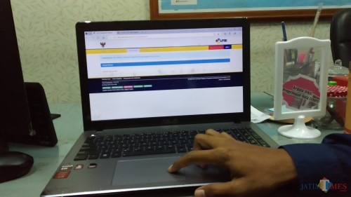 Ngadat, kontraktor tak bisa masukkan berkas persyaratan peserta lelang dalam paket peningkatan jalan Tulusbesar-Ngadas melalui LPSE Kabupaten Malang (Pipit Anggraeni/MalangTIMES).