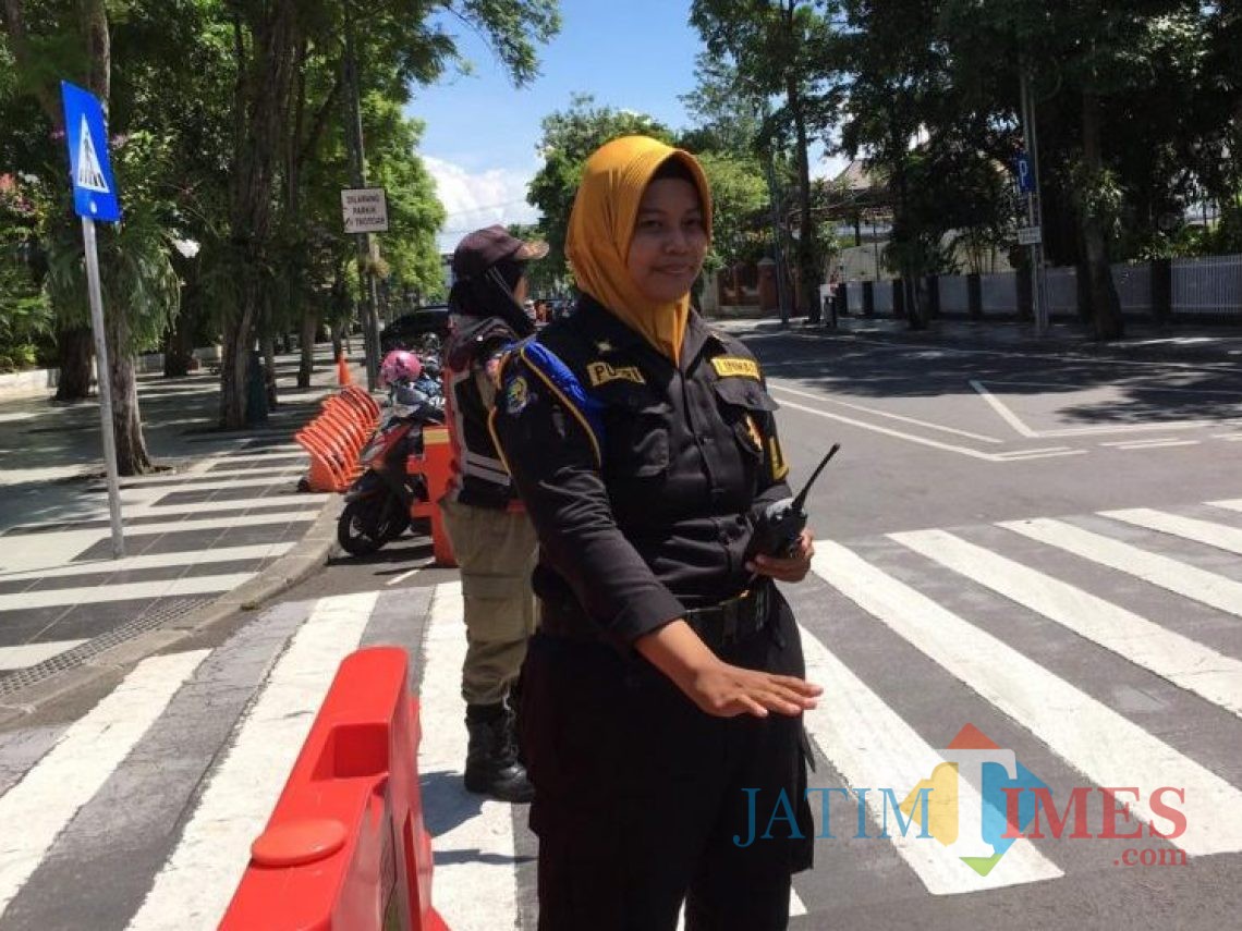 Putri Angraeni seorang petugas Linmas di Surabaya