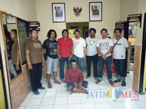 Wahyudi Siono (duduk sila) tersangka penipuan dan penggelapan saat diamankan polisi, Kecamatan Poncokusumo (Foto : Polsek Poncokusumo for MalangTIMES)