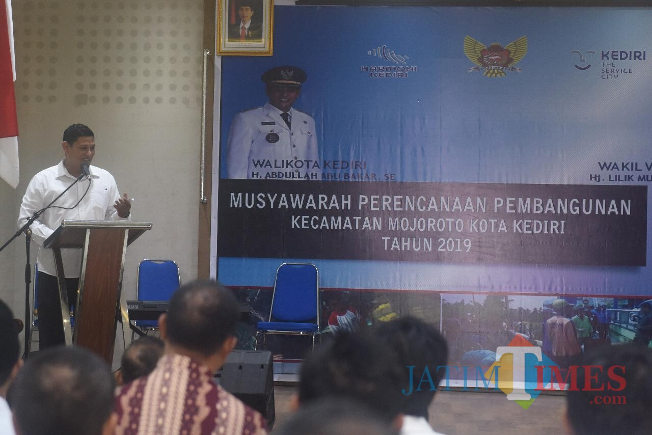Wali Kota Kediri Abdullah Abu Bakar saat memberikan sambutan. (eko Arif s /JatimTimes)
