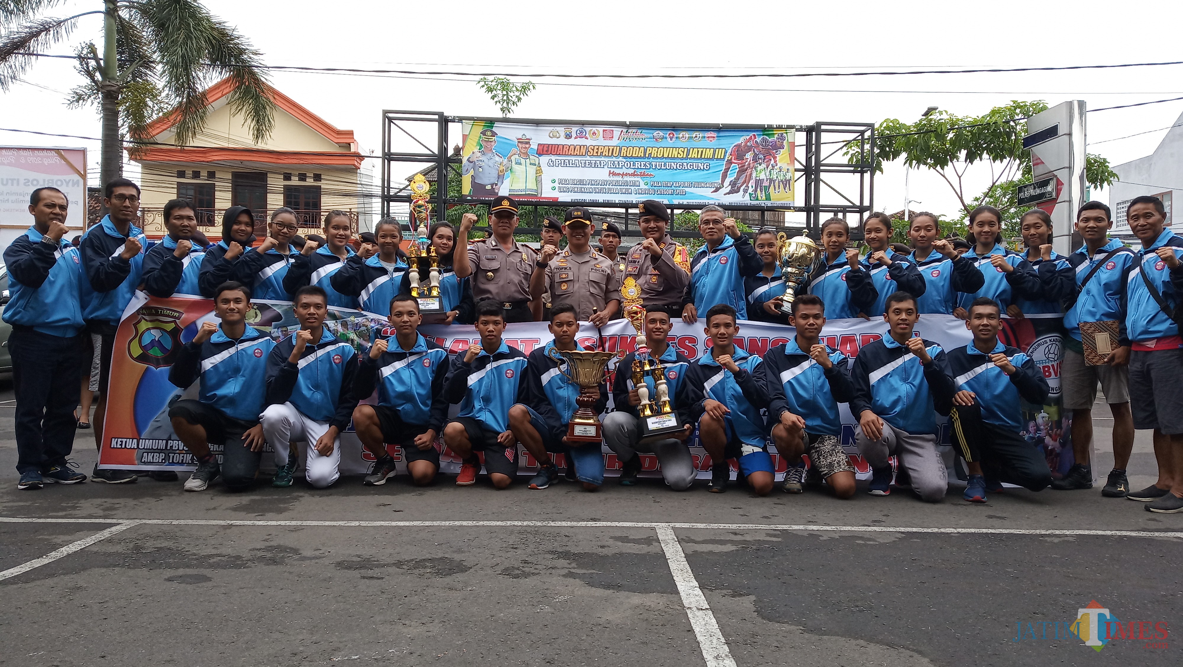 Kapolres berfoto bersama seluruh tim Volley Tulungagung (foto: Joko Pramono/Jatim Times)