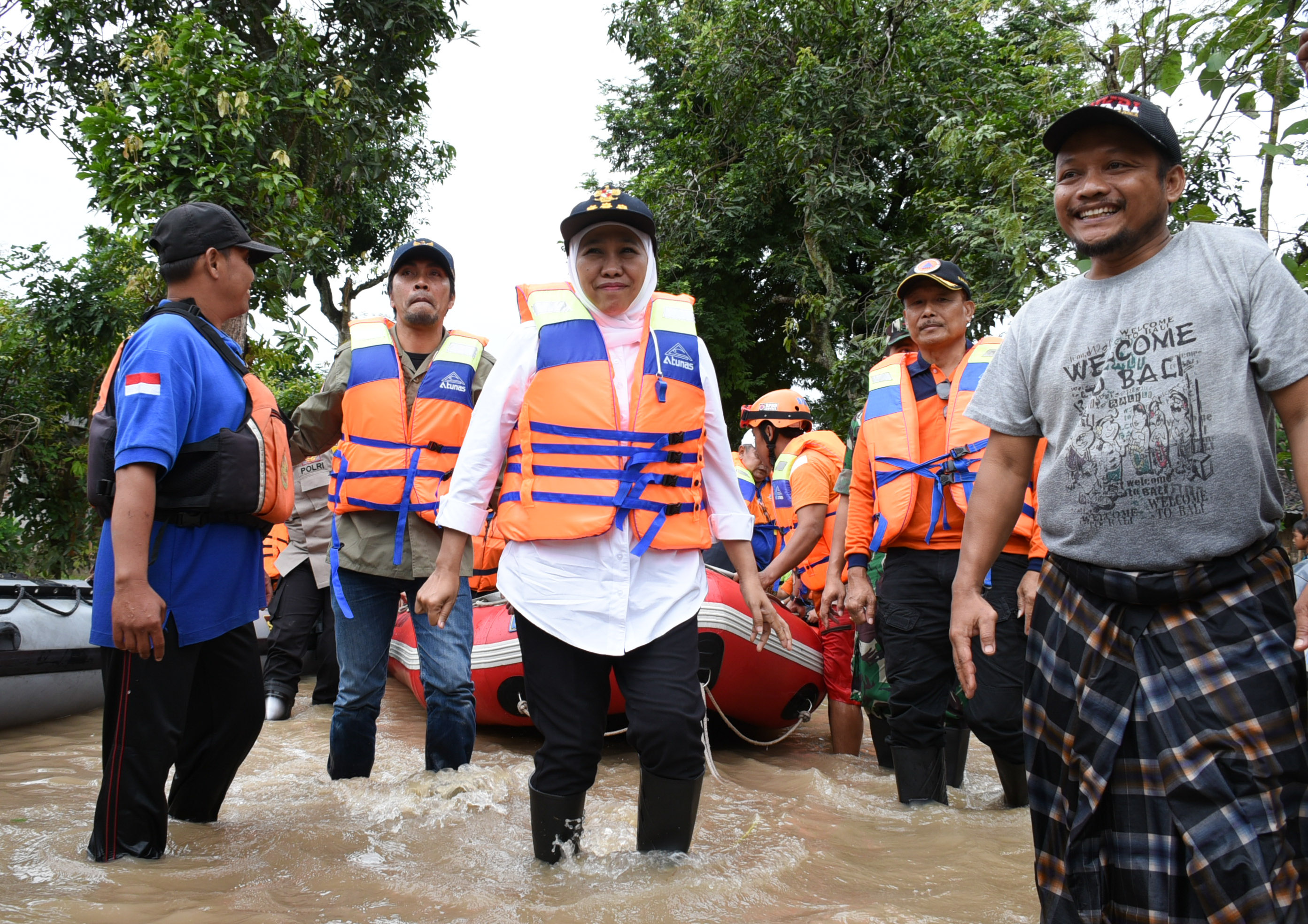 Gubernur Jatim Khofifah ketika meninjau kondisi banjir secara langsung di Kabupaten Madiun.