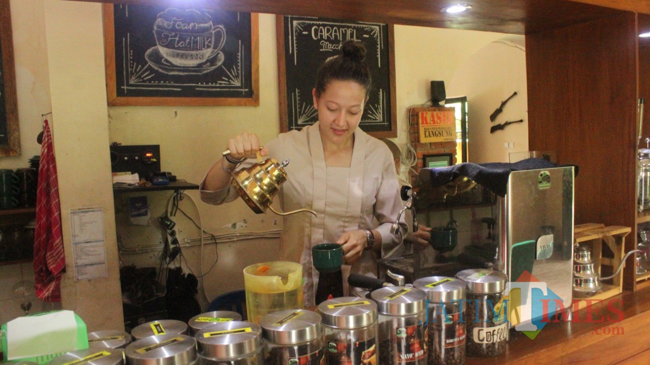 Jameela, salah satu wisman asal Inggris di Keboen Kopi Karanganjar.(Foto : Aunur Rofiq/BlitarTIMES)
