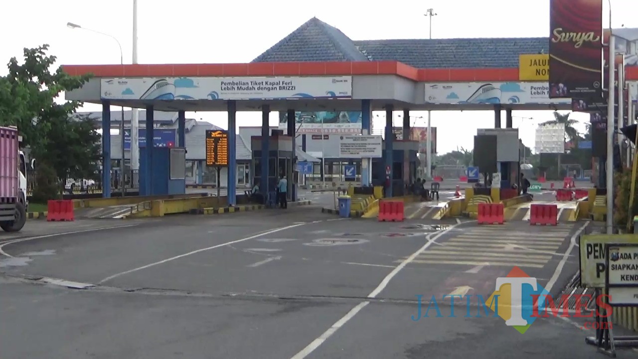 Pintu masuk pelabuhan ketapang tampak lengang