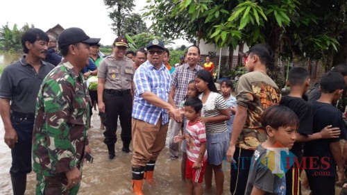Plt Bupati Tulungagung Maryoto Birowo saat meninjau banjir di Desa Waung, Kecamatan Boyolangu. (foto : Joko Pramono/Tulungagungtimes)