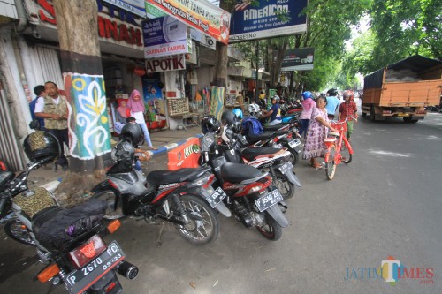 Di lokasi inilah uji coba bebas parkir yang diprotes pemilik toko. (Agus Salam/Jatim TIMES)