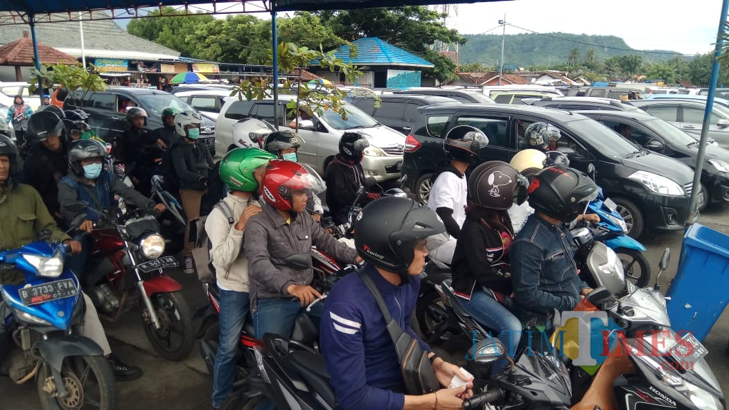 Antrian kendaraan di depan dermaga Ponton Pelabuhan Ketapang