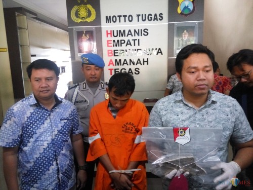 Pelaku (tengah) saat dirilis di Polres Malang Kota (Anggara Sudiongko/MalangTIMES)