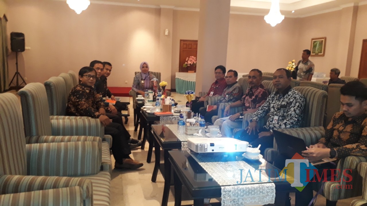 Jajaran direksi PDAM Jember saat audien dengan bupati di ruang Tamyaloka. (foto : istimewa / Jatim TIMES)