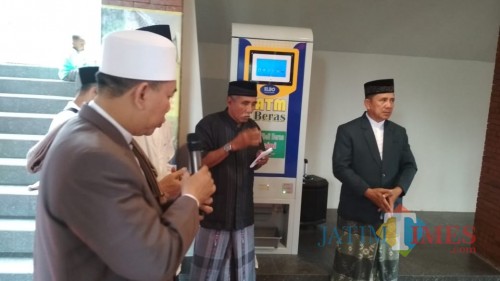 Para pengurus Masjid Al Khalid saat meresmikan ATM beras. (eko Arif s /JatimTimes)