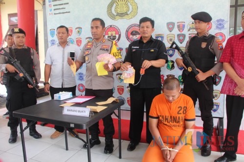 Polisi mengamankan tersangka Reza yang bertindak sebagai mucikari prostitusi online