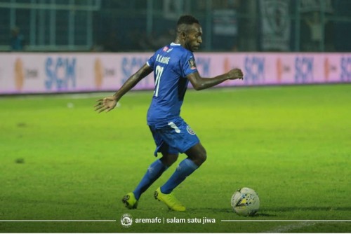 Ricky Kayame ketika bermain melawan Barito Putera. (official Arema FC)
