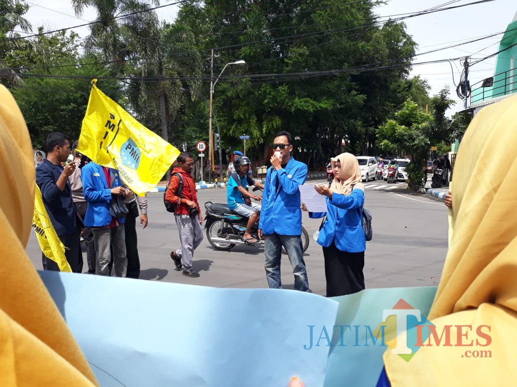 Sejumlah aktivis mahasiswa dari korps PMII Jombang saat menggelar aksi di simpang empat Taman Kebonrojo Jombang. (Foto : Adi Rosul / JombangTIMES)