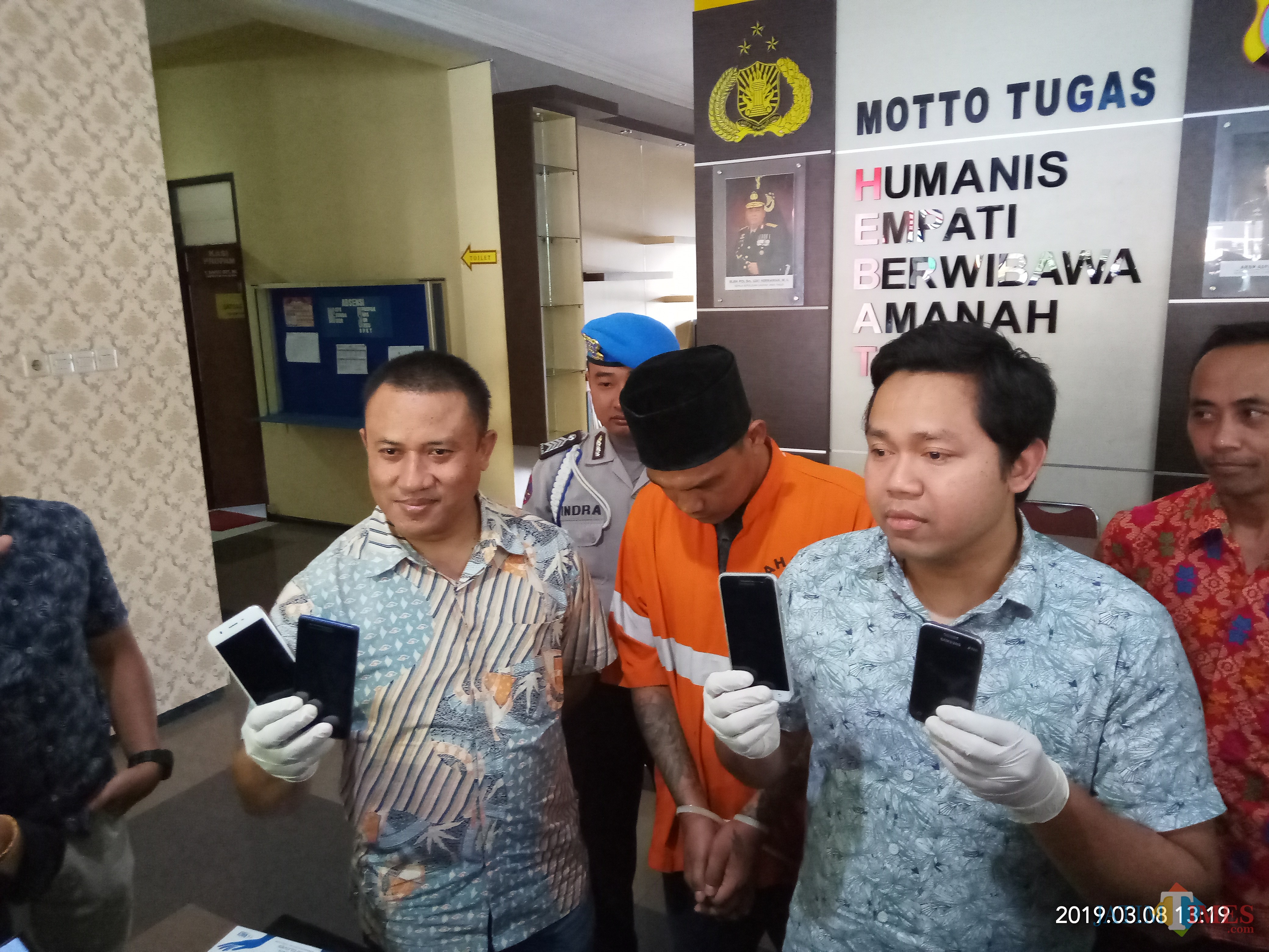 Pelaku perampasan HP (tengah) saat dirilis petugas (Anggara Sudiongko/MalangTIMES)
