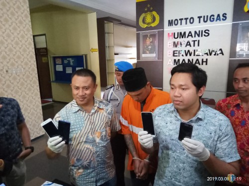 Pelaku perampasan HP (tengah) saat dirilis petugas (Anggara Sudiongko/MalangTIMES)