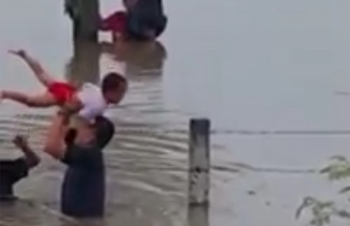 cuplikan video saat keluarga netizen yang menolong anak korban terjebak banjir sekitar tol Soker.