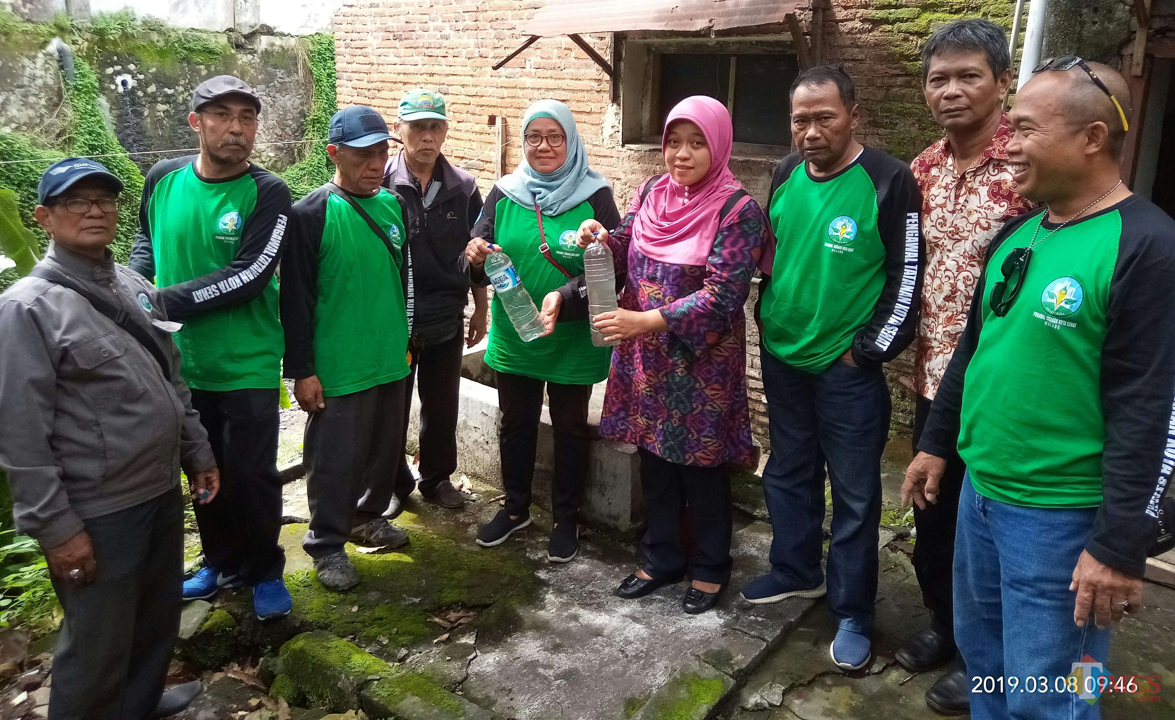 Forum Kecamatan Sehat menunjukkan sampel air limbah yang diambil.(Anggara Sudiongko/MalangTIMES)