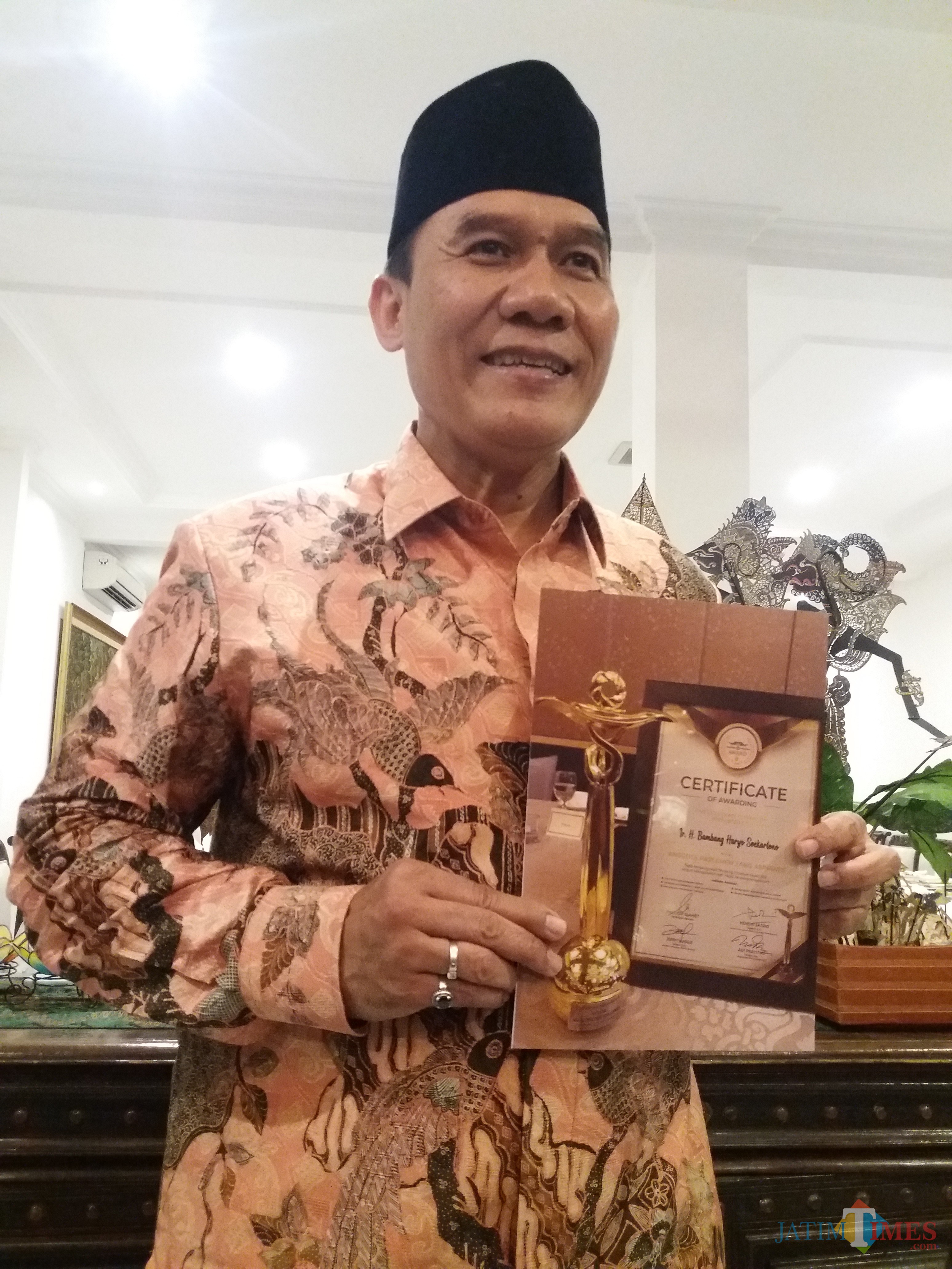Anggota DPR RI Bambang Haryo menunjukkan penghargaan yang baru dia dapat