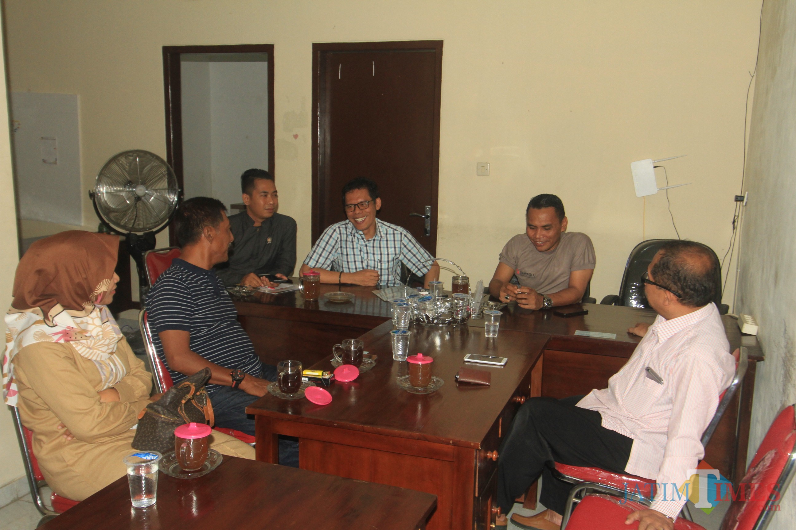 Pelapor Agus dengan Asad Anshari (berbaju putih, saat dipertemukan dikantor Bawaslu (Agus Salam/Jatim Times)