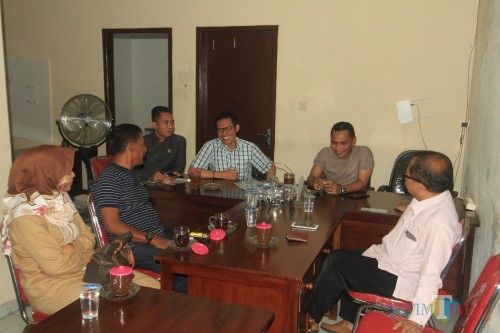 Pelapor Agus dengan Asad Anshari (berbaju putih, saat dipertemukan dikantor Bawaslu (Agus Salam/Jatim Times)