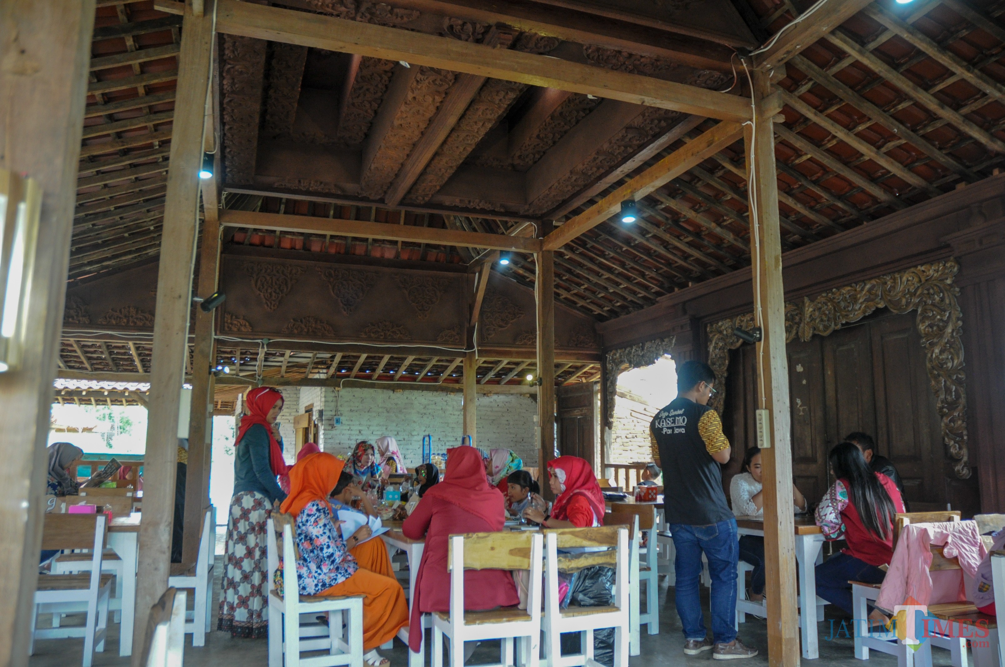 Suasana tradisional di warung sego sambal kasemo (Foto : Lukmanul Hakim/MalangTIMES
