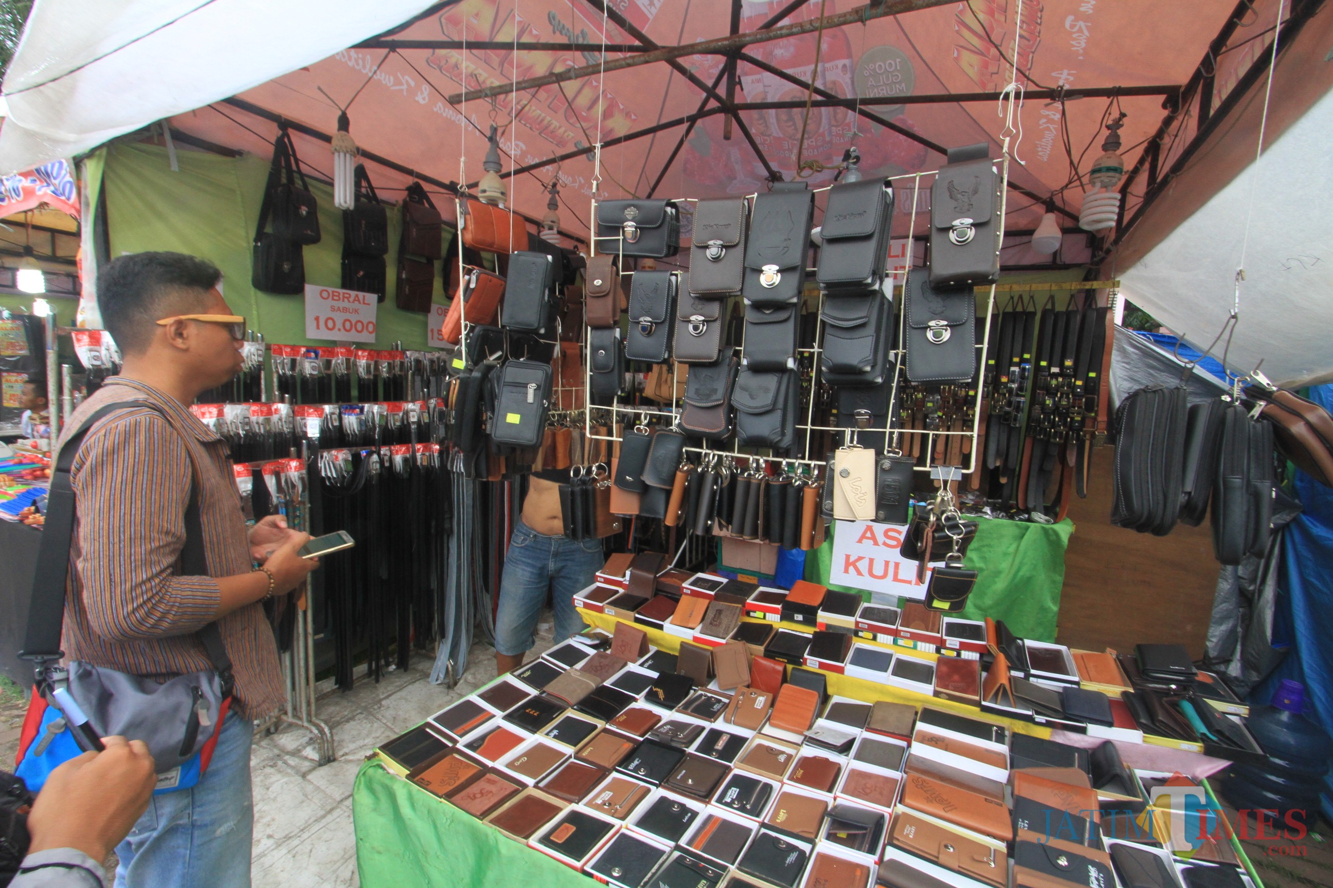 M Ihsan jual aneka kerajinan kulit di tenda kerucut acara Festuval Pendalungan dan Pasar Rakuat Muslimat NU (Agus Salam.Jatim TIMES)