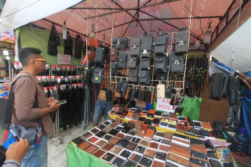 M Ihsan jual aneka kerajinan kulit di tenda kerucut acara Festuval Pendalungan dan Pasar Rakuat Muslimat NU (Agus Salam.Jatim TIMES)