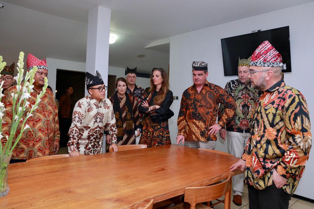 Bupati Banyuwangi berdiskusi dengan pihak INKA dan perwakilan perusahaan asal Swiss