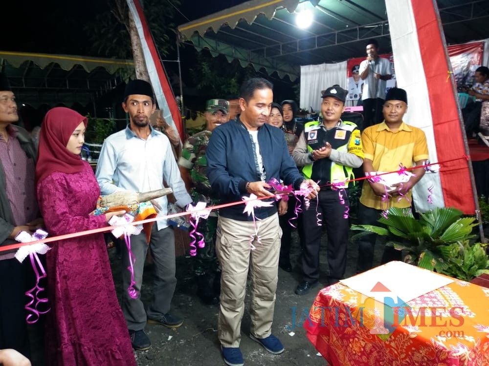 Kapolres Blitar AKBP Anisullah M Ridha meresmikan Pos Kamling di Dusun Ringinanom, Desa Sumberjati.(Foto : Team BlitarTIMES)