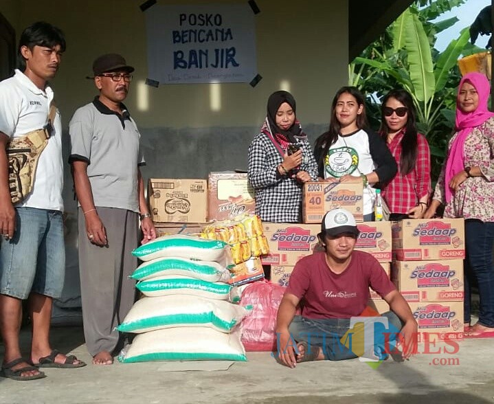 Komunitas Icethe memberi bantuan bagi warga terdampak Banjir di Demuk Pucanglaban / Foto : Anang Basso / Tulungagung TIMES