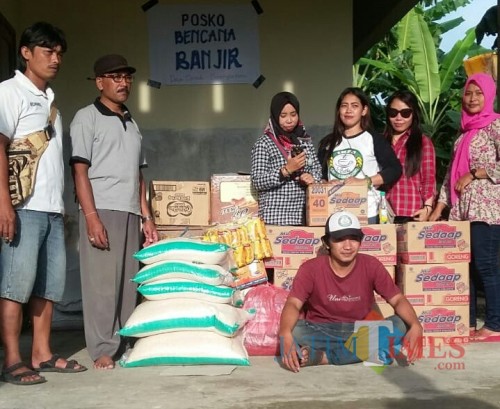 Komunitas Icethe memberi bantuan bagi warga terdampak Banjir di Demuk Pucanglaban / Foto : Anang Basso / Tulungagung TIMES