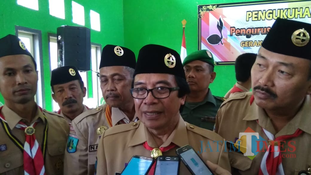 Wakil Bupati Jember Drs. KH. Abdul Muqit Arief saat diwawancarai usai mengukuhkan Pengurus Kwarran Balung (foto : Moh. Ali Makrus / JatimTIMES)
