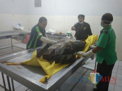 Mayat yang ditemukan di Sungai Ngroow saat di kamar jenazah RSU Dr Iskak Tulungagung (Foto : Dokpol / TulungagungTIMES)