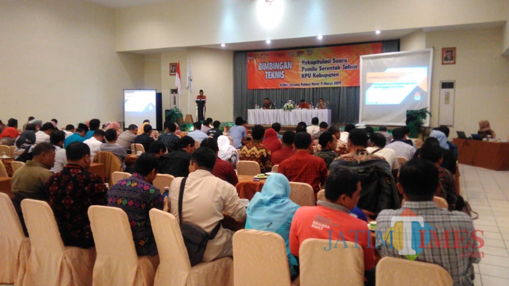 PPK Se Kabupaten Kediri Ikuti Bimtek yang diadakan KPU Kabupaten Kediri . (eko Arif s /JatimTimes)
