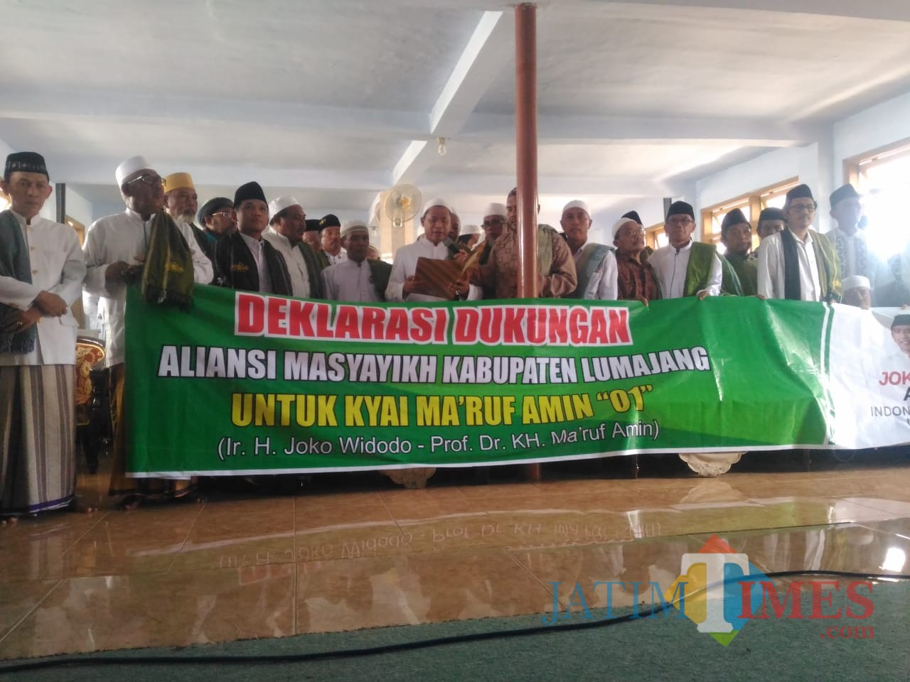 Para Masyayikh ketika membacakan deklarasi dukungan kepada Pasangan Jokowi KH. Makruf Amin (Foto : Moch. R. Abdul Fatah / Jatim TIMES)