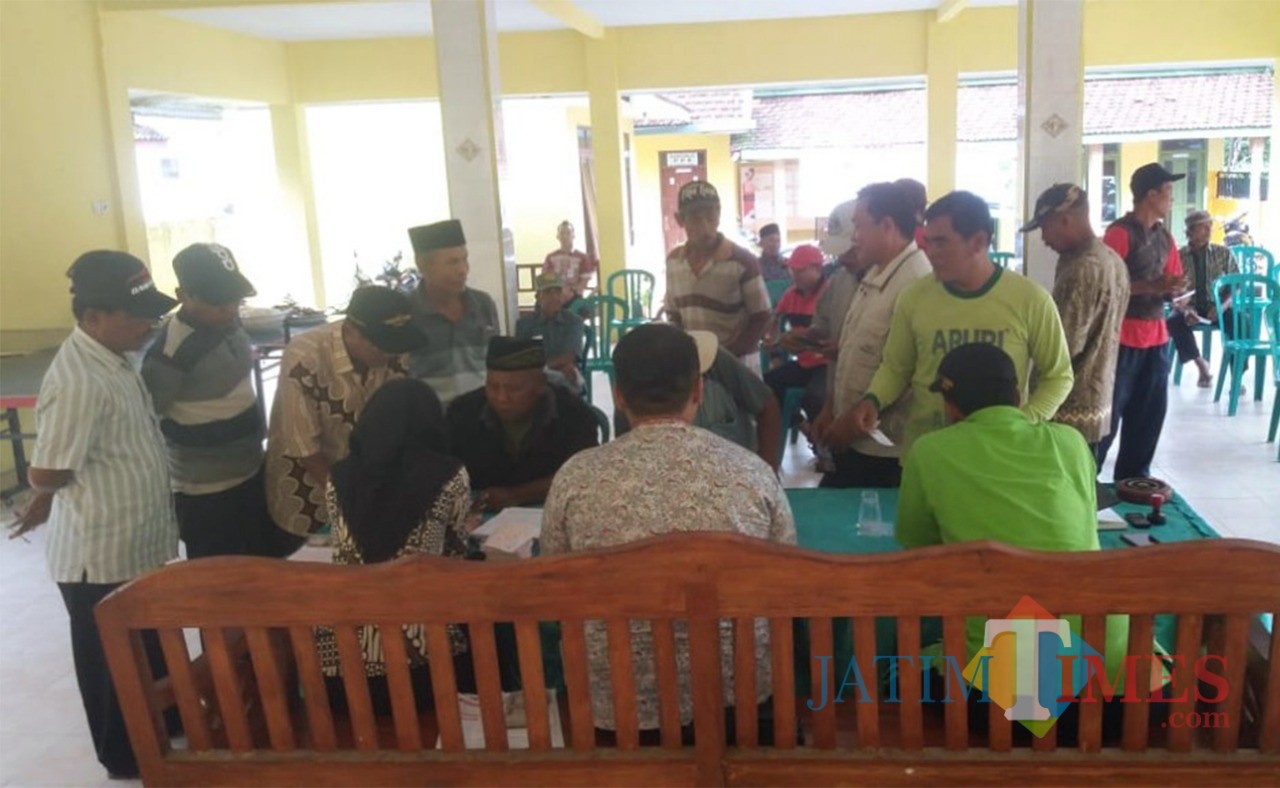 Pendaftaran KPPS di salah satu desa di Lumajang (Foto : Moch. R. Abdul Fatah / Jatim TIMES)