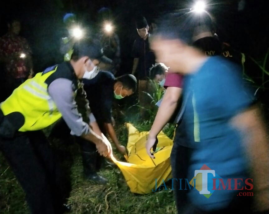 Petugas saat lakukan evakuasi ke TKP penemuan mayat di Pakel Ngantru / Foto : Dokpol / Tulungagung TIMES