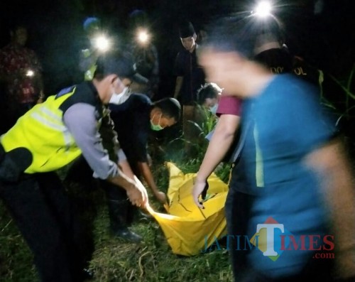 Petugas saat lakukan evakuasi ke TKP penemuan mayat di Pakel Ngantru / Foto : Dokpol / Tulungagung TIMES