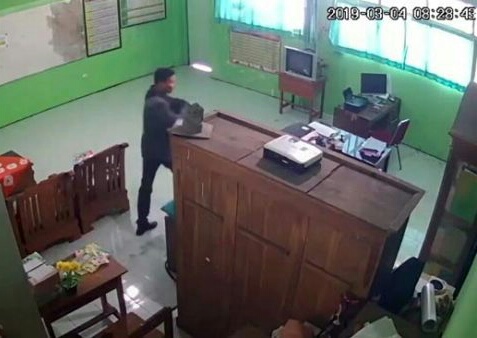Potongan gambar pelaku dari CCTV saat sedang beraksi (ist)