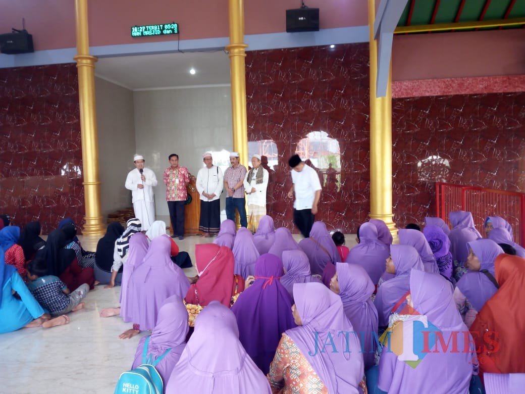 Rombongan jamaah tour wisata religi saat mendapat penjelasan dari pengurus Takmir Masjid Cheng Hoo (foto : istimewa / JatimTIMES)