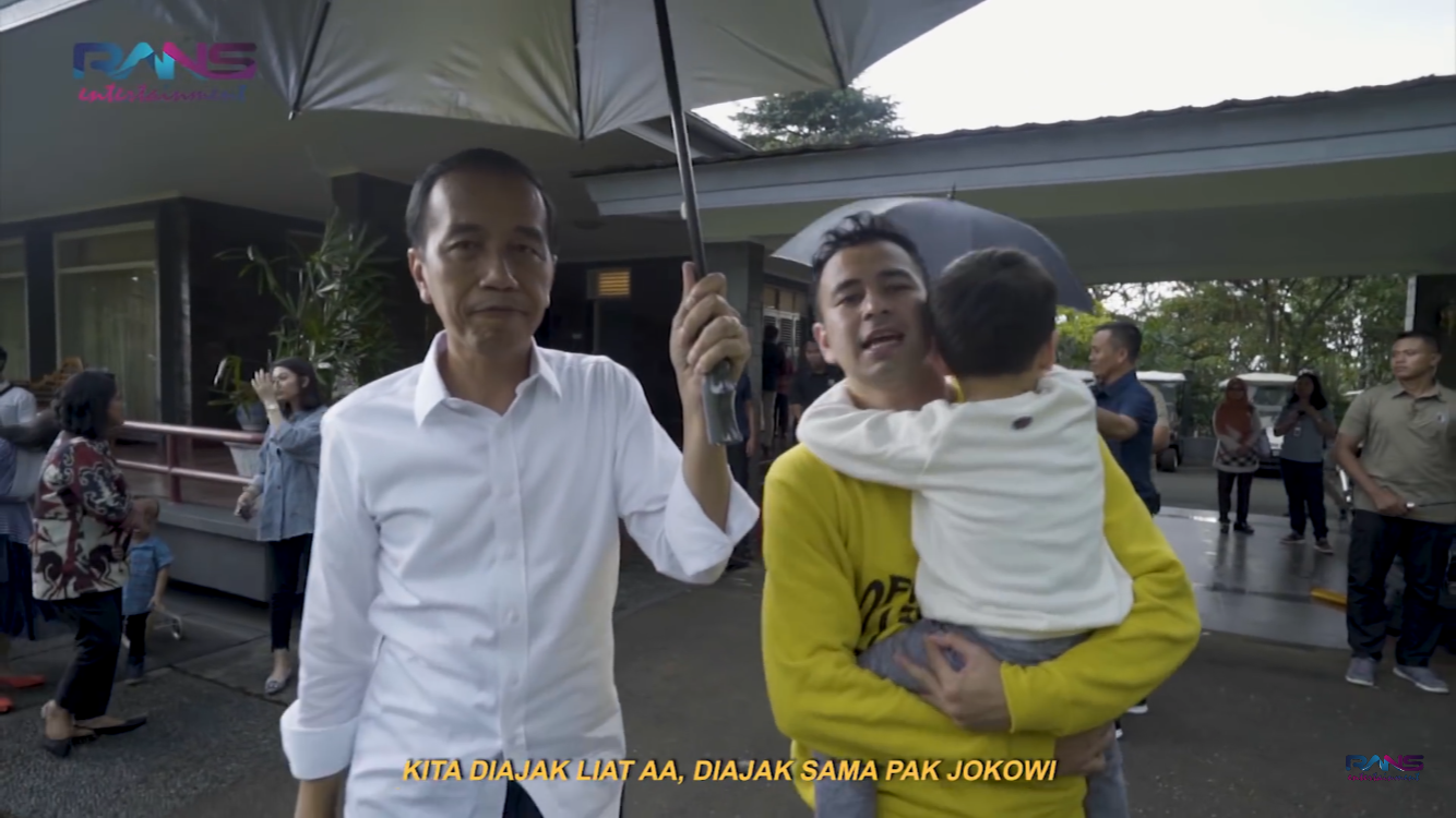 Presiden RI Jokowi saat memayungi Raffi Ahmad di Istana Bogor. (Foto: Rans Entertainment)