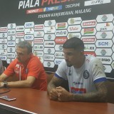 Milomir Seslija (merah) ketika meratapi kekalahan timnya dari Persela Lamongan. (Hendra Saputra)