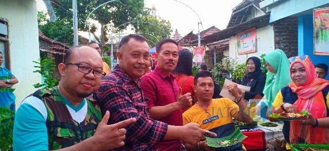 Camat Glagah Astorik saat mengunjungi kuliner jajanan tradisional di Desa Olehsari dan situasi kuliner pada sore hari.