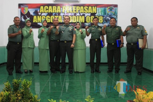Dandim 0808/Blitar bersama anggota yang lepas pindah satuan dan MPP.