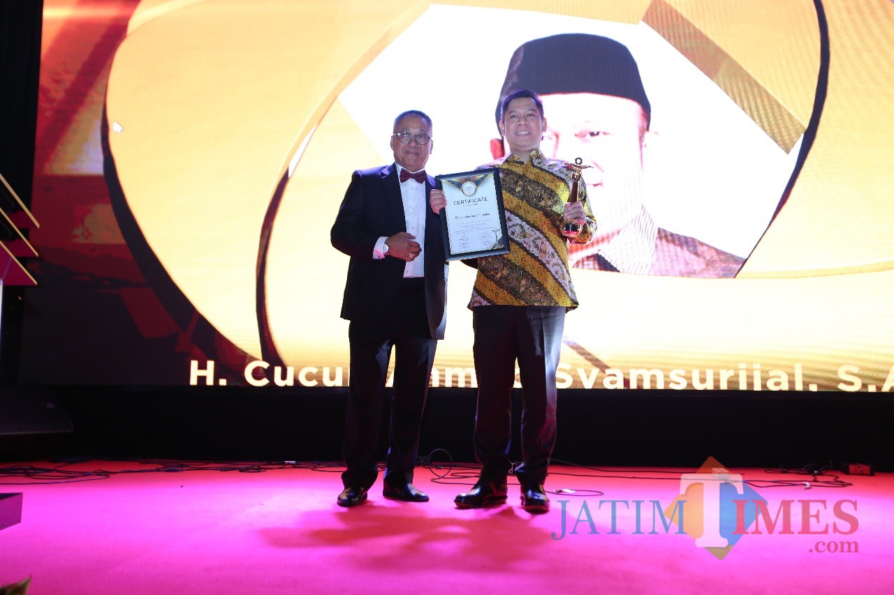 Anggota DPR RI Adies Kadir ketika menerima penghargaan Teropong Parlemen Award 2019